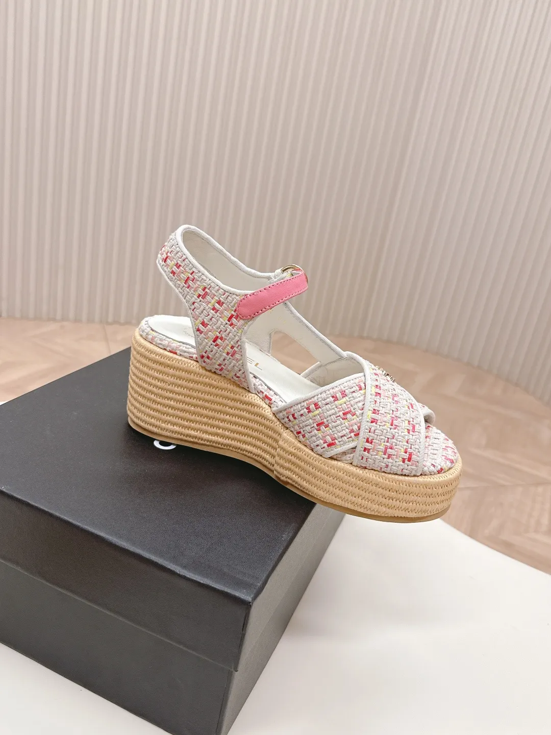 👟👟Ex-factory price 600👟👟 CHANEL Chanel 2025 new sandals and slippers series classic series every style is great rhombus platform sandals and slippers elegant and noble comfortable and versatile upper: sheepskin, woven cloth foot pads: sheepskin sole: rubber outsole size: 35-40